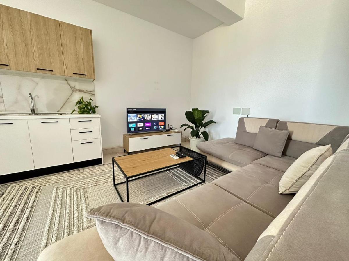 Perla Luxury Apartment - Private Patio & Parking Wlora Zewnętrze zdjęcie