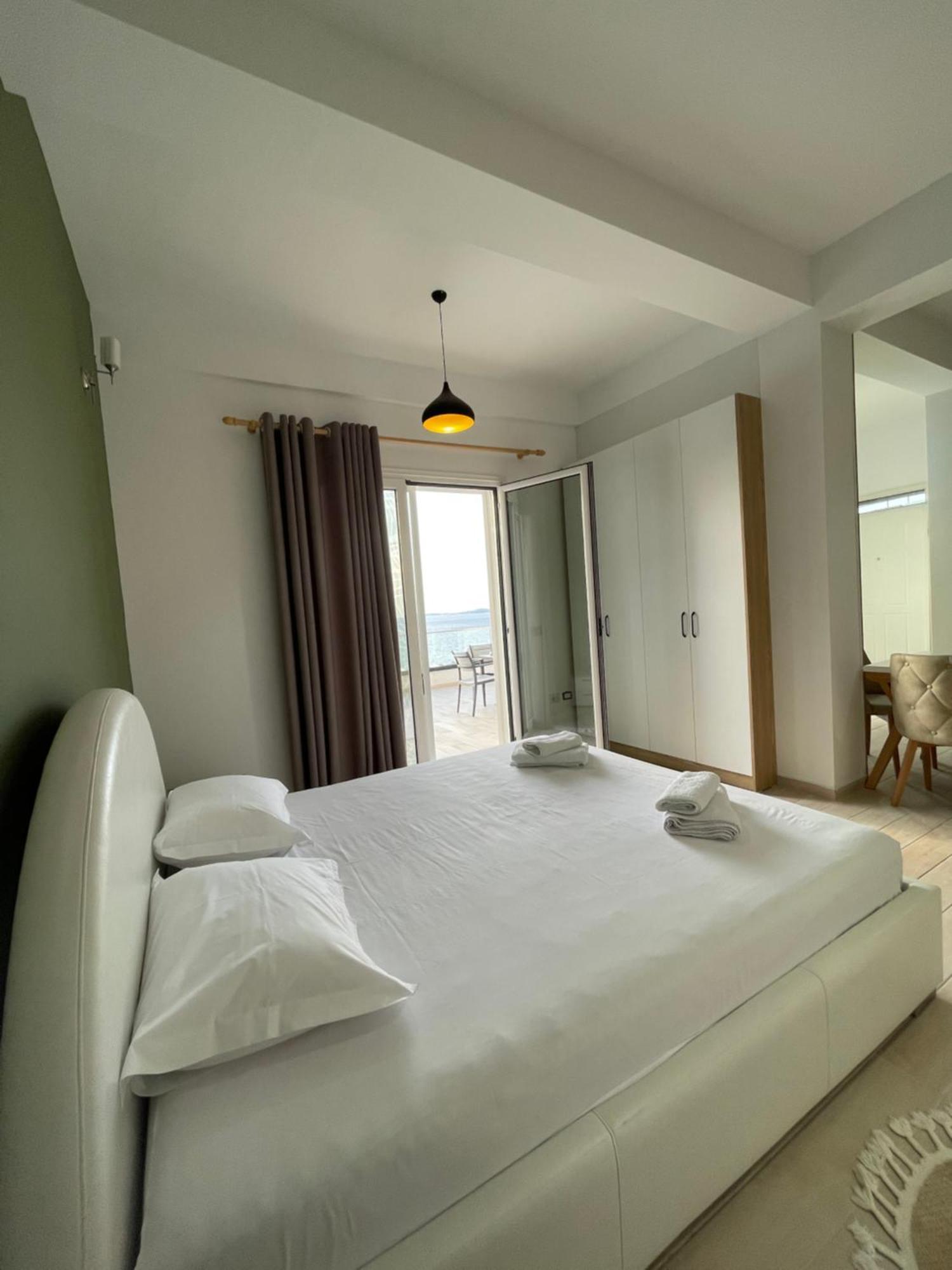 Perla Luxury Apartment - Private Patio & Parking Wlora Zewnętrze zdjęcie